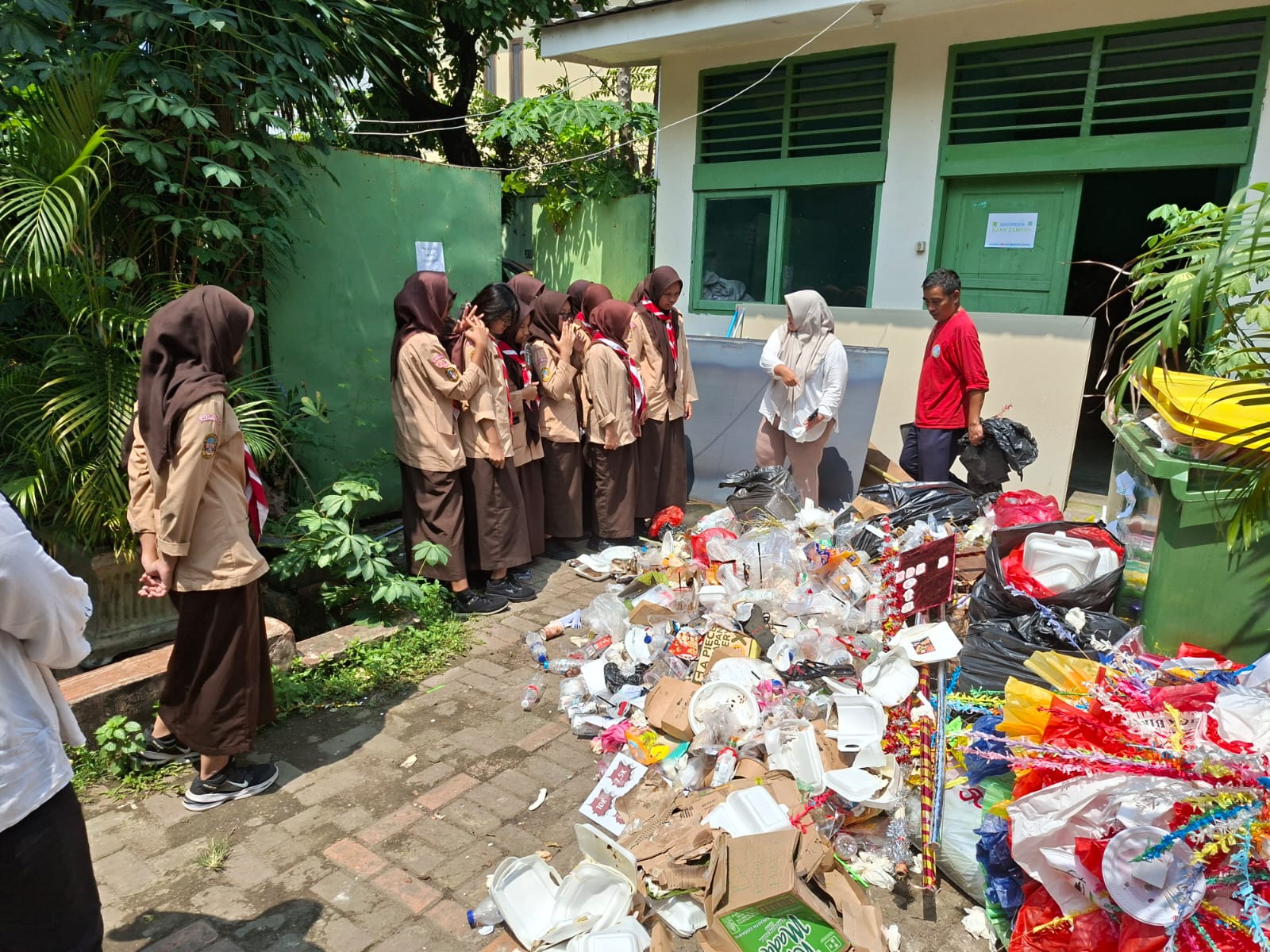 Pembinaan Pertama Sampah dan Komposting - Foto 2